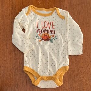 😊FREE😊 NWOT. Kyle and Deena Cream and Gold 'I Love Mommy' Baby Bodysuit size 3m